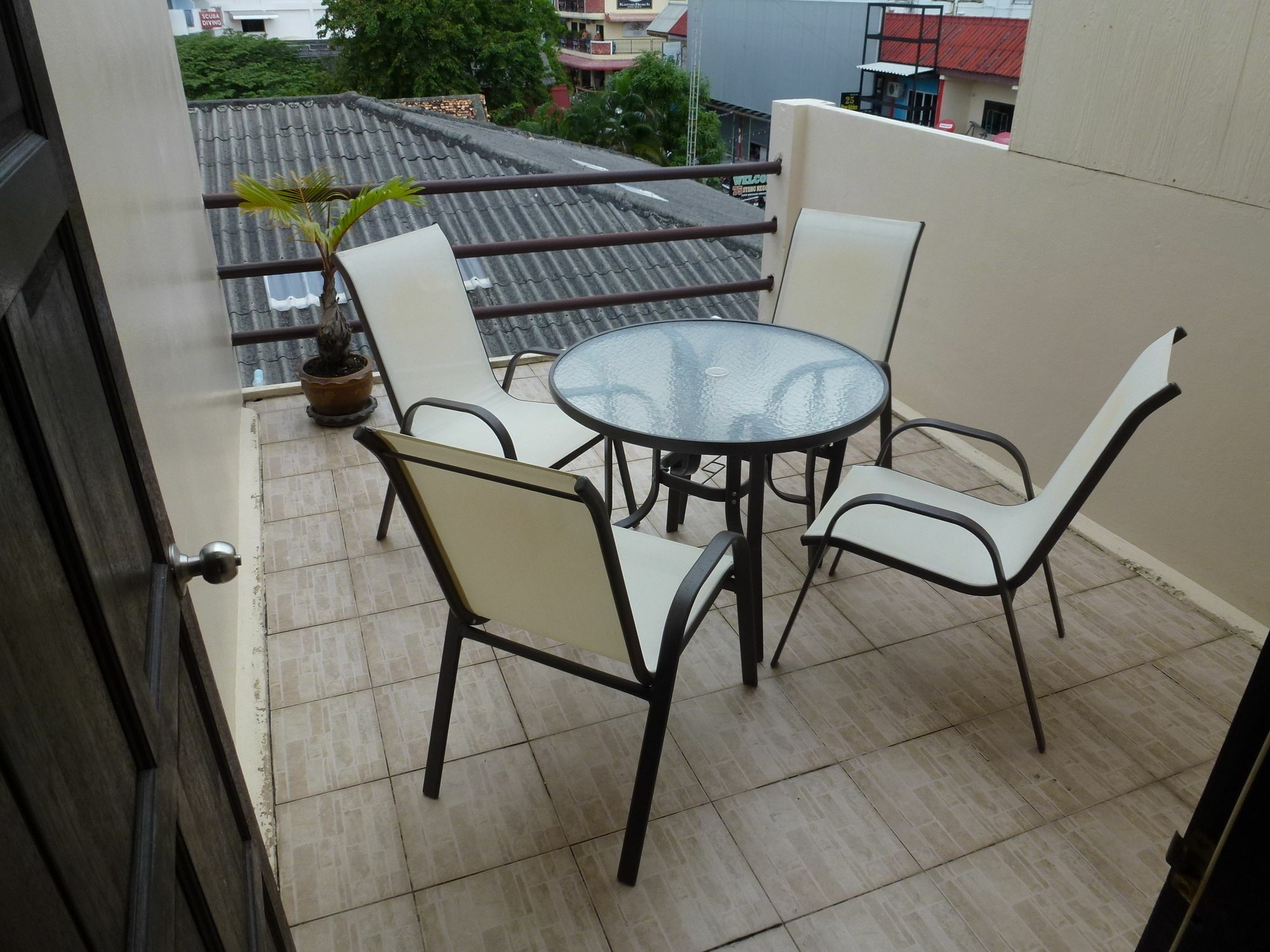 Bellmans Restaurant & Guesthouse Karon エクステリア 写真